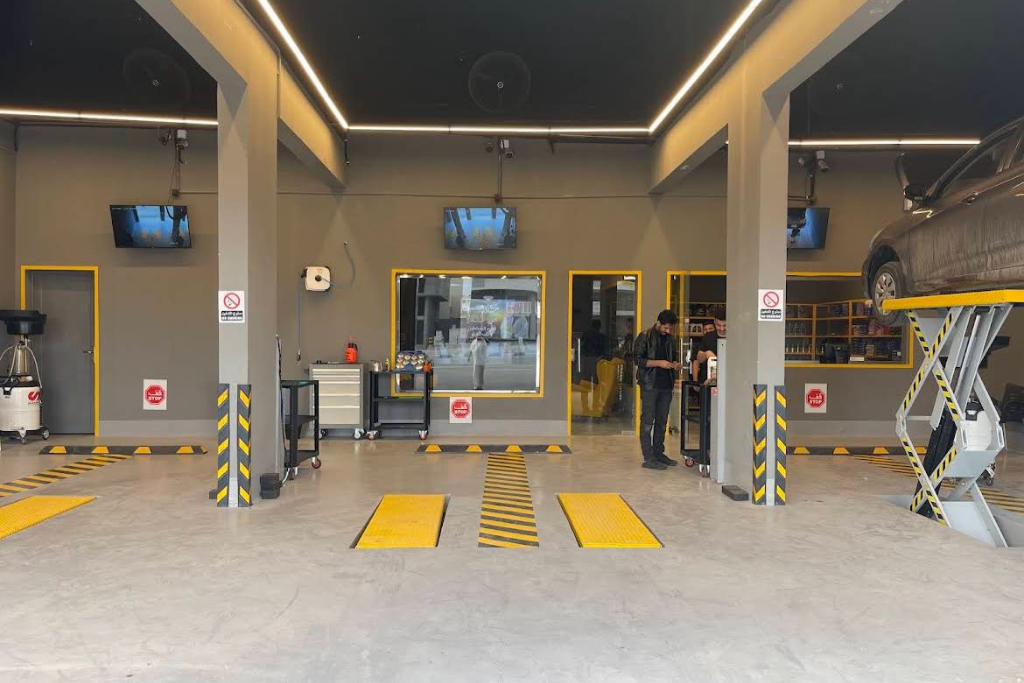 داخل فرع كارز أويل - الخبر